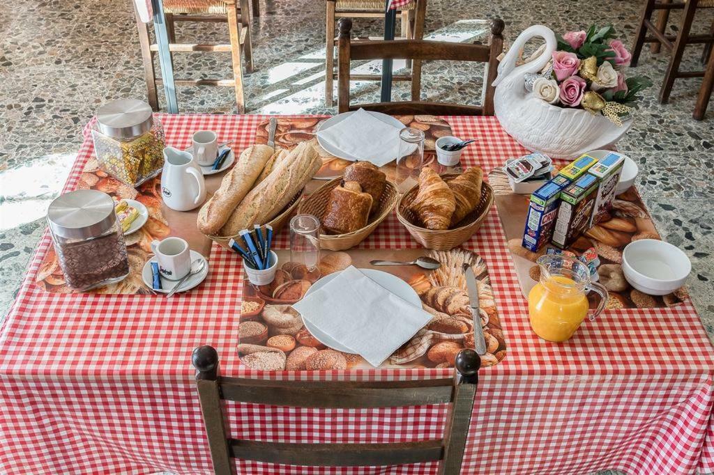 Hotel Du Cygne De La Croix Blanche Lailly-en-Val 외부 사진
